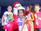 Chegada do Papai Noel encanta adultos e crianças no Balneário Rincão