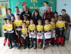 Alunos da Barra Velha recebem uniformes do Projeto Tigrinhos